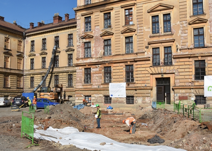 Začala rekonstrukce Gayerových kasáren, ze zchátralé budovy vznikne moderní depozitář