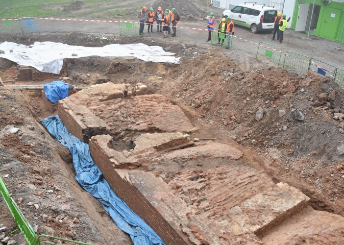 Základy bastionu jsou pod Gayerovými kasárnami velmi dobře zachovalé 