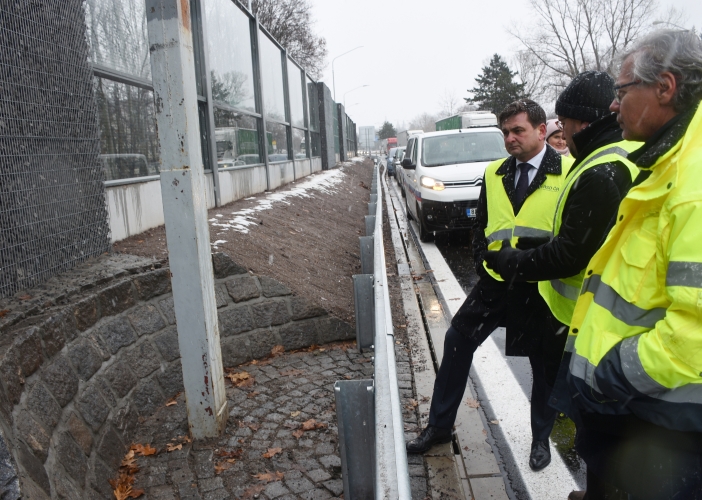 Nová protihluková stěna na hradecké Rašínově třídě uleví místním