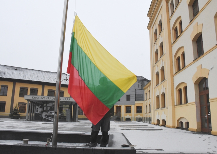 Na Pivovarském náměstí vlaje litevská vlajka