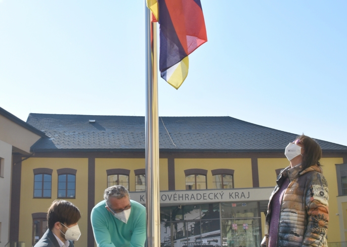 Královéhradecký kraj vyvěsil vlajku pro Tibet