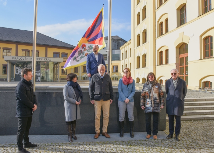 Nad krajským úřadem vlaje tibetská vlajka