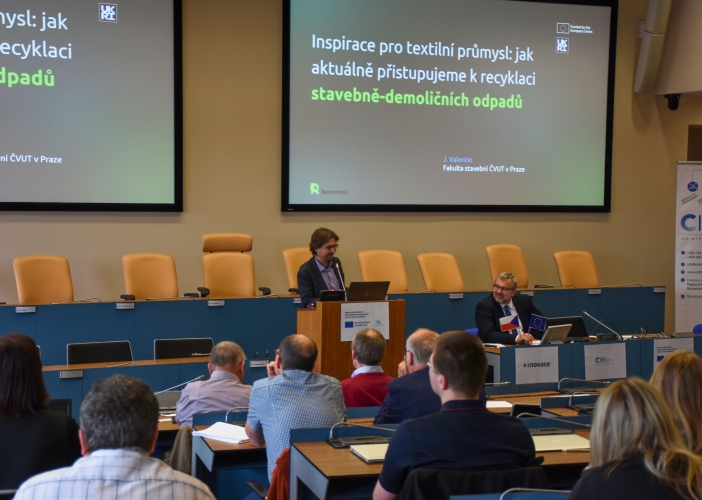 Konference Texwaste představila trendy v recyklaci textilu a oděvů