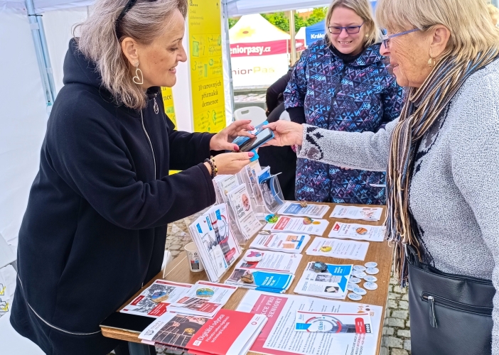 Stovky seniorů z Královéhradeckého kraje oslavily i letos svůj svátek bohatým kulturním programem