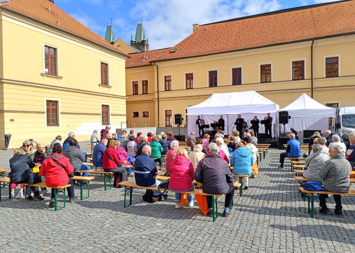 Stovky seniorů z Královéhradeckého kraje oslavily i letos svůj svátek bohatým kulturním programem