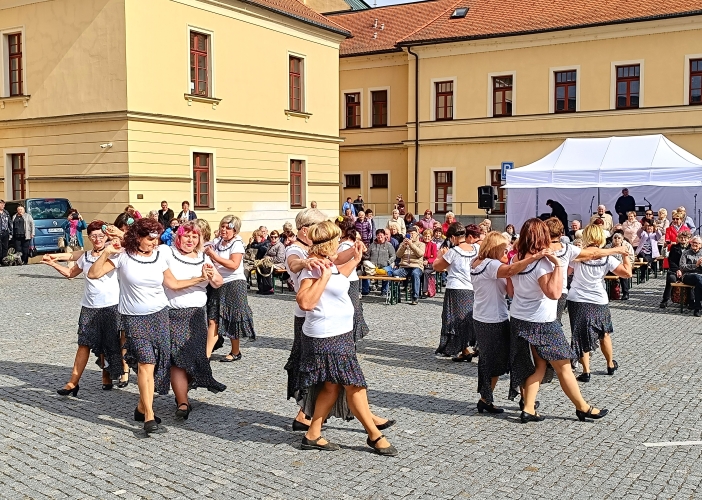 Stovky seniorů z Královéhradeckého kraje oslavily i letos svůj svátek bohatým kulturním programem