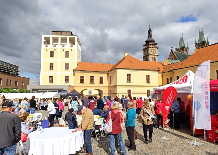 Stovky seniorů z Královéhradeckého kraje oslavily i letos svůj svátek bohatým kulturním programem