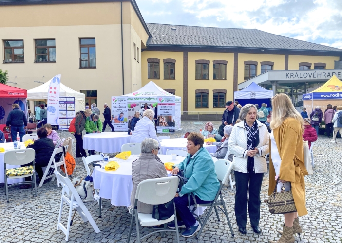 Stovky seniorů z Královéhradeckého kraje oslavily i letos svůj svátek bohatým kulturním programem