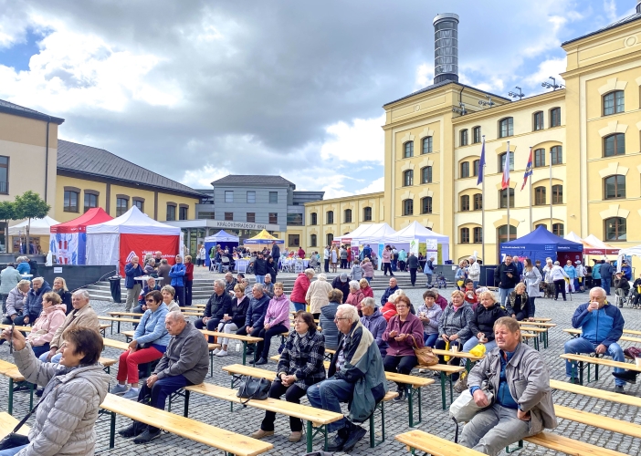 Stovky seniorů z Královéhradeckého kraje oslavily i letos svůj svátek bohatým kulturním programem