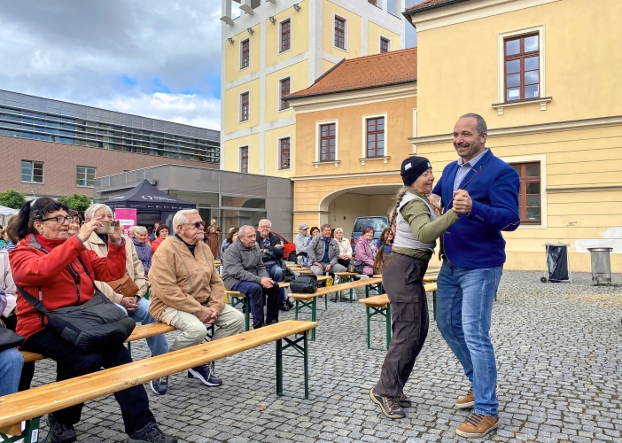 Stovky seniorů z Královéhradeckého kraje oslavily i letos svůj svátek bohatým kulturním programem