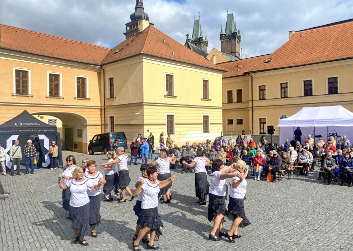 Stovky seniorů z Královéhradeckého kraje oslavily i letos svůj svátek bohatým kulturním programem