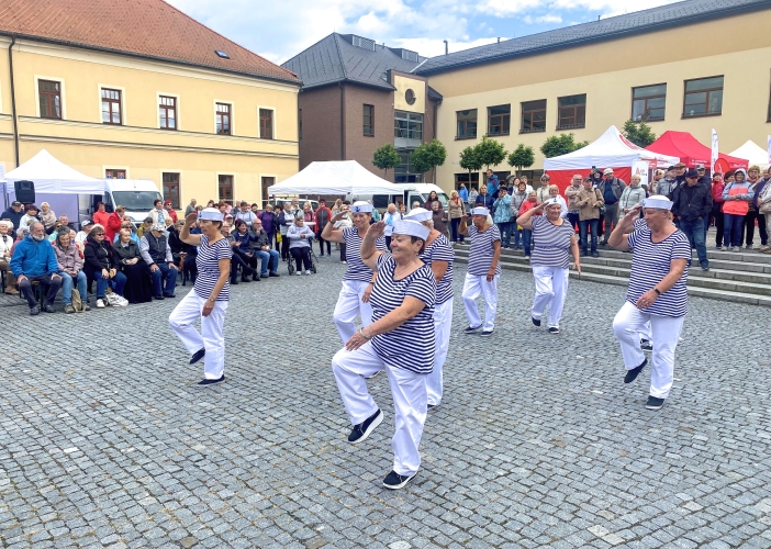 Stovky seniorů z Královéhradeckého kraje oslavily i letos svůj svátek bohatým kulturním programem