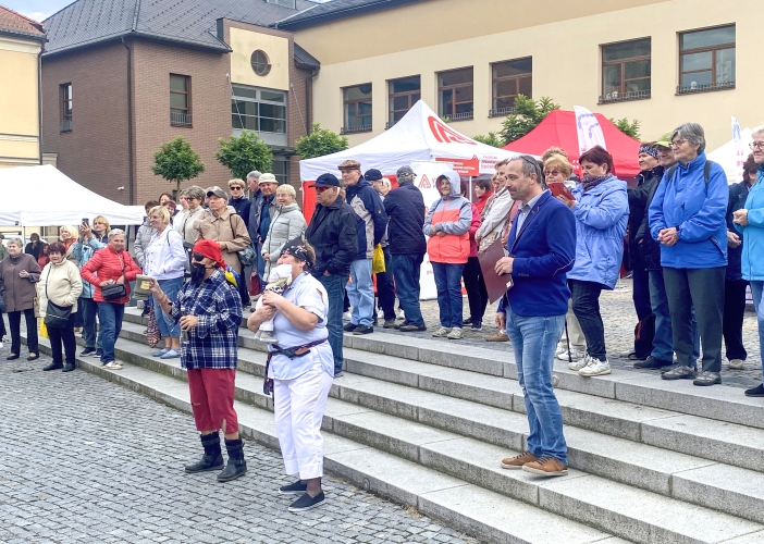 Stovky seniorů z Královéhradeckého kraje oslavily i letos svůj svátek bohatým kulturním programem