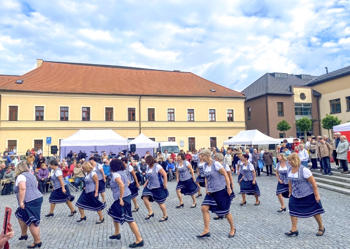 Stovky seniorů z Královéhradeckého kraje oslavily i letos svůj svátek bohatým kulturním programem