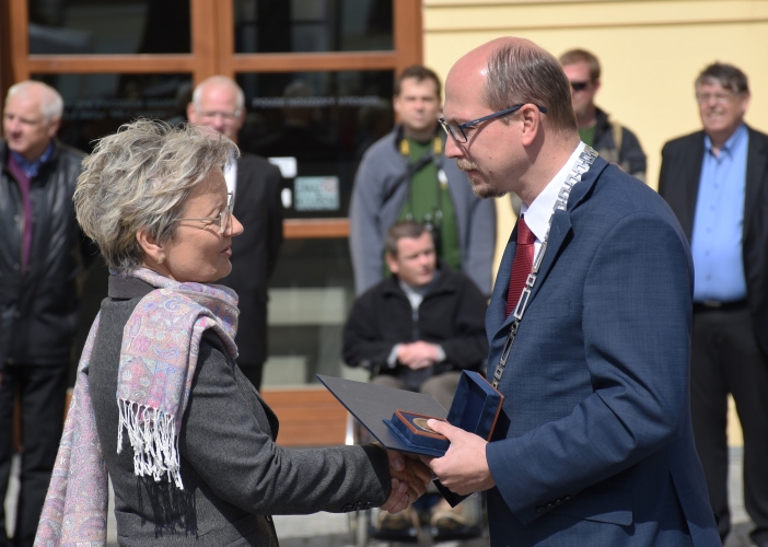 Hejtman Štěpán ocenil významné osobnosti regionu. Kraj dnes oslavuje na Pivovarském náměstí