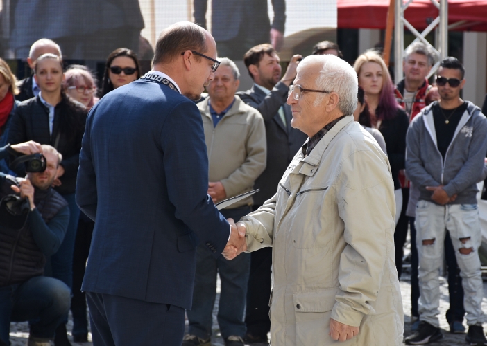 Hejtman Štěpán ocenil významné osobnosti regionu. Kraj dnes oslavuje na Pivovarském náměstí