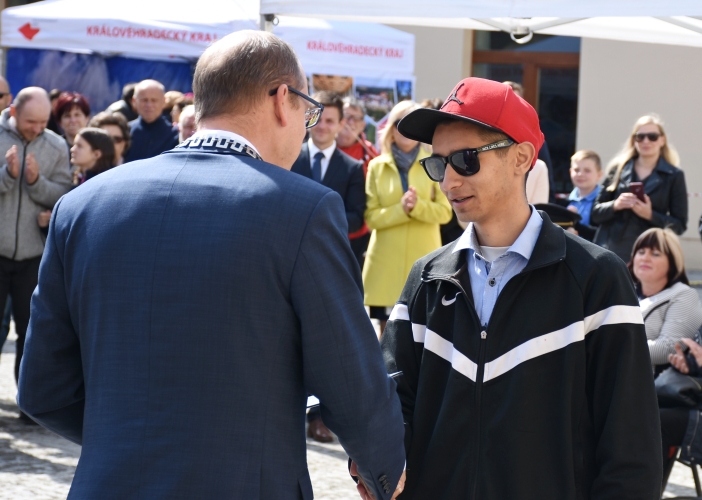 Hejtman Štěpán ocenil významné osobnosti regionu. Kraj dnes oslavuje na Pivovarském náměstí