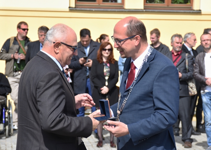 Hejtman Štěpán ocenil významné osobnosti regionu. Kraj dnes oslavuje na Pivovarském náměstí