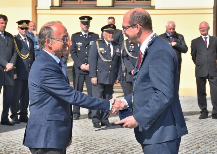 Hejtman Štěpán ocenil významné osobnosti regionu. Kraj dnes oslavuje na Pivovarském náměstí