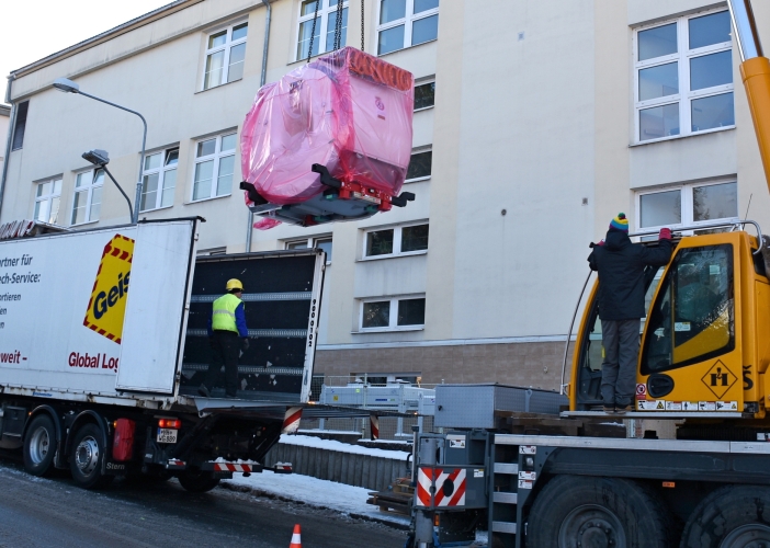 Do trutnovské nemocnice nastěhoval novou magnetickou rezonanci jeřáb