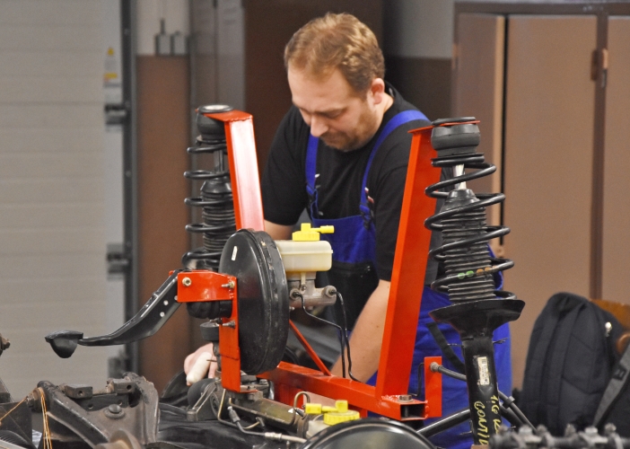 Budoucí automechanici a nástrojáři se začnou učit v moderních dílnách 