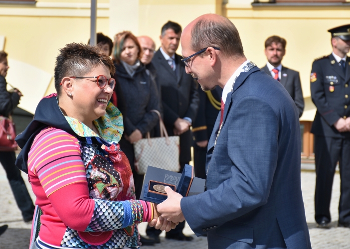 Hejtman Štěpán ocenil významné osobnosti regionu. Kraj dnes oslavuje na Pivovarském náměstí