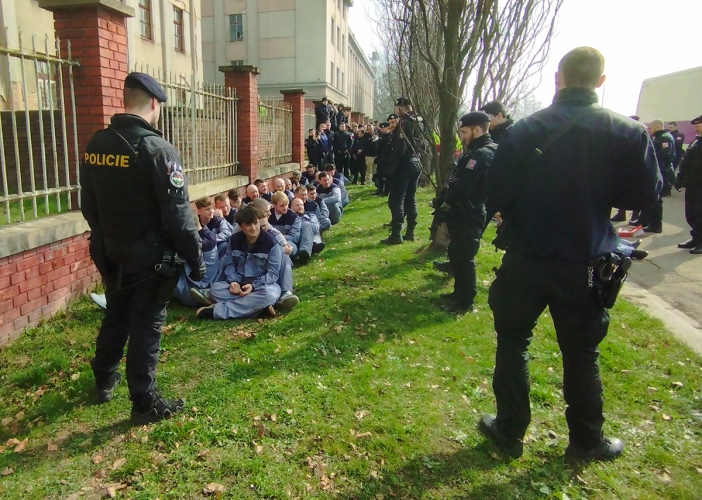 Požár eskortního vozidla - taktické cvičení složek IZS Královéhradeckého kraje