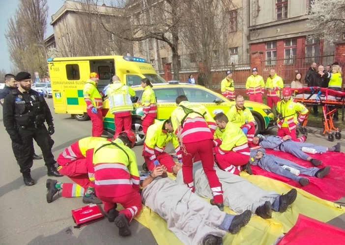 Požár eskortního vozidla - taktické cvičení složek IZS Královéhradeckého kraje