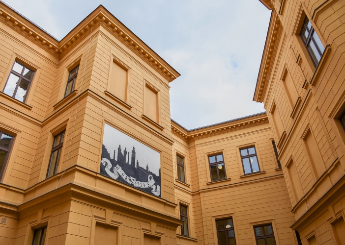 Studenti Filozofické fakulty UHK se vrací do budovy na náměstí Svobody v Hradci králové 